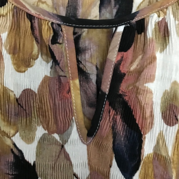 Like NEW! Gorgeous Spence flowy top. FREE mystery gift with EVERY purchase! - Picture 2 of 5